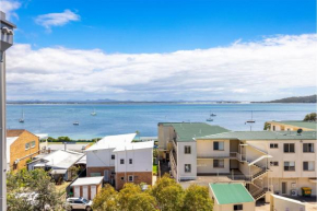 The Shoal, 508, Bullecourt St - stunning views, air con, lift and Wi-Fi